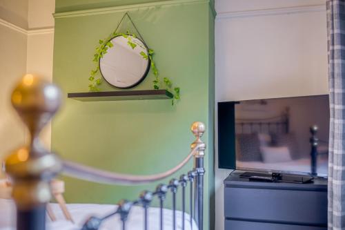 Charming City Home, Beside the Serene Ormeau Park