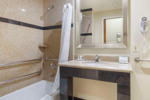 Accessible Junior Suite, 1 King Bed, Sofa Bed, Tub, Non Smoking