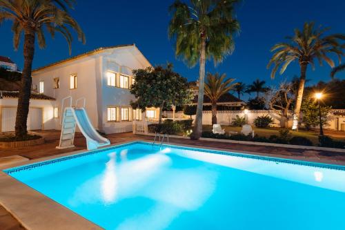 Spacious house with pool garden and solarium in Las Chapas Marbella - image 4