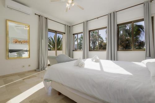 Spacious house with pool garden and solarium in Las Chapas Marbella - image 2