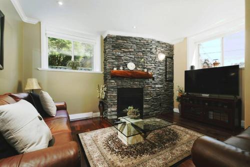 Upscale Character Home with Luxurious Amenities in Victoria, Canada