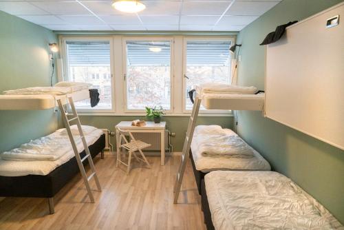 3 twin beds, 2 bunk beds