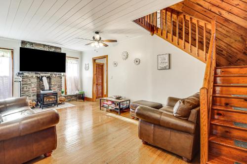 Charming Tannersville Home with Fire Pit and Deck!