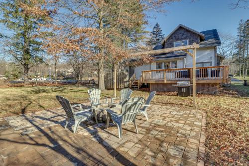 Charming Tannersville Home with Fire Pit and Deck! in Tannersville, USA