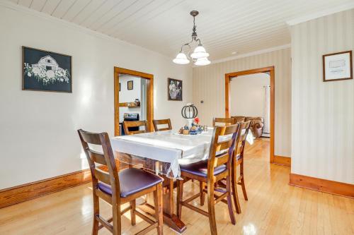 Charming Tannersville Home with Fire Pit and Deck! in Tannersville, USA