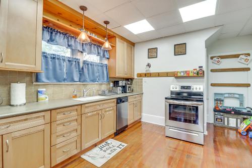 Charming Tannersville Home with Fire Pit and Deck! in Tannersville, USA