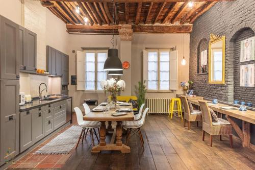 Spacious Central Apt with Two Bathrooms