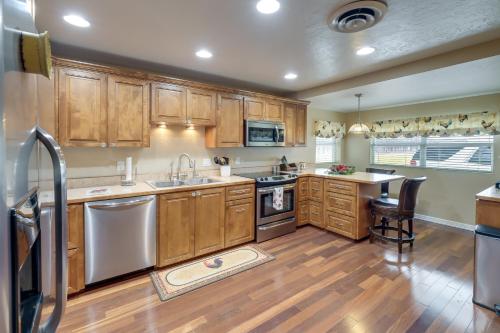 Peaceful Artesia Vacation Rental with Orchard Views! in 阿蒂西亞