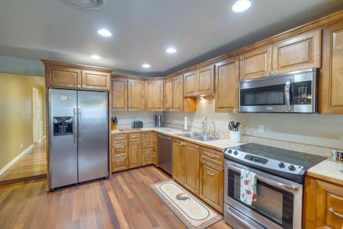 Peaceful Artesia Vacation Rental with Orchard Views! in 阿蒂西亞