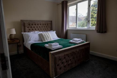 Pristine Relocation 3-Bed House in London - image 3