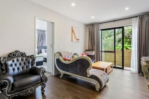 Grand Retreat with spa, sauna & parking