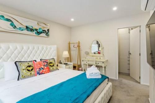 Grand Retreat with spa, sauna & parking