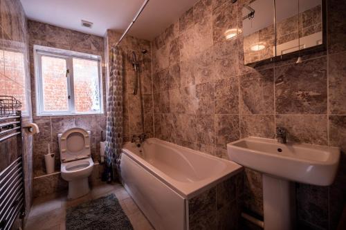 Pristine Relocation 3-Bed House in London - image 5