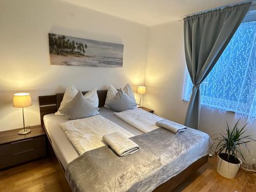 Family Home Green Paradise with Garden & free parking photo 4