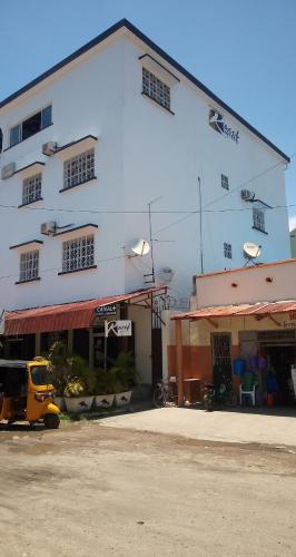 RAOOF HOTEL in Majunga