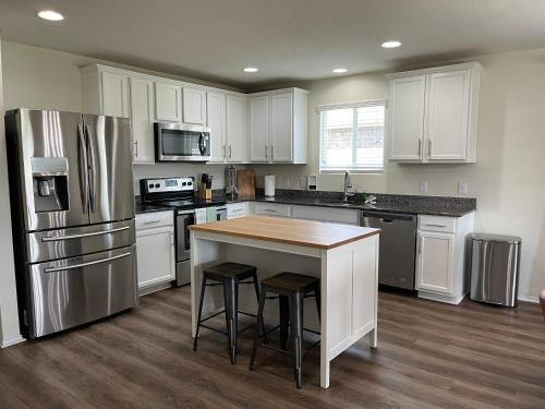 Perfect 4Bd with King Bed Vacation Home in Little Elm, USA