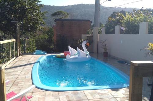 Casa dos Hibiscos com piscina e ar condicionado.