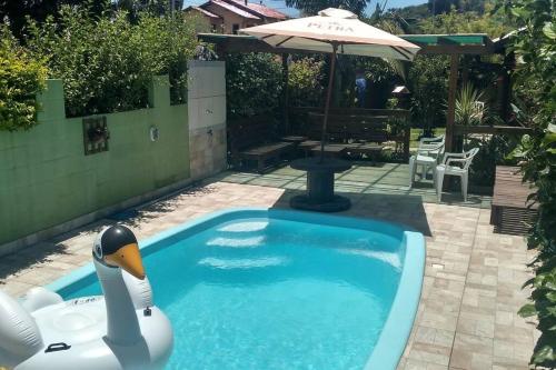 Casa dos Hibiscos com piscina e ar condicionado.
