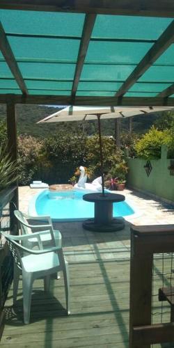 Casa dos Hibiscos com piscina e ar condicionado.