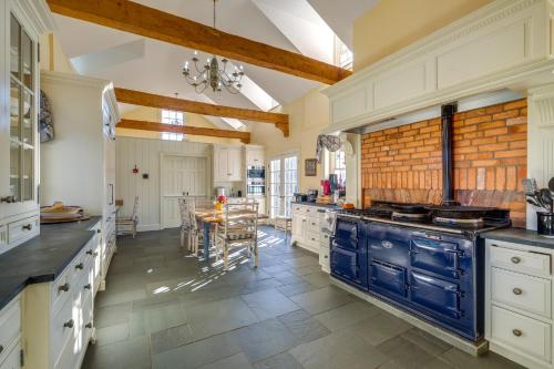 Elegant Paris Manor with Private Pool! in Paris, USA