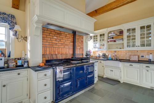 Elegant Paris Manor with Private Pool! in Paris, USA