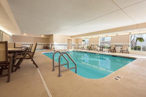 泳池, 愛荷華克林頓麗怡酒店 (Country Inn & Suites by Radisson, Clinton, IA) in 克林頓