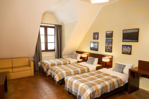 3 twin beds, 1 sofa bed