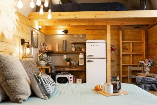 Meadow View Romantic Nature Stay w Barn Outdoor Tub and Sauna - image 12