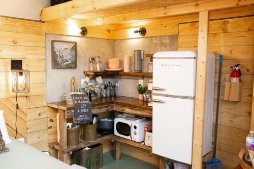 Meadow View Romantic Nature Stay w Barn Outdoor Tub and Sauna - image 10