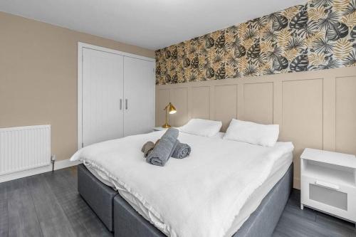 West Lothian 5 Beds + car space in Whitburn