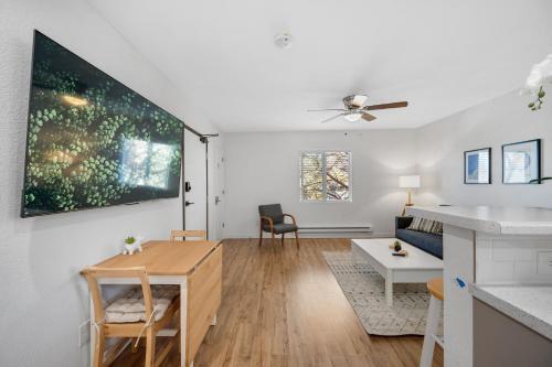 設施, Beautiful Work Stay Retreat in Pueblo Near Downtown in 東邊