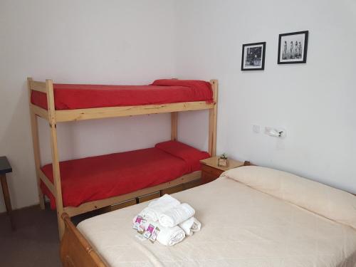 1 double bed, 1 bunk bed