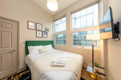 McCormick 2br/2ba Oasis with optional Parking, Patio, Gym for up to 6 guests in Chicago, USA