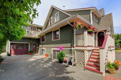 Character Stay across Swan Lake Nature Sanctuary