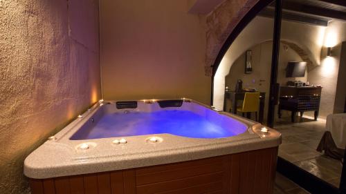 VIP Suite with Hot Tub in Patio - Andromeda image 2