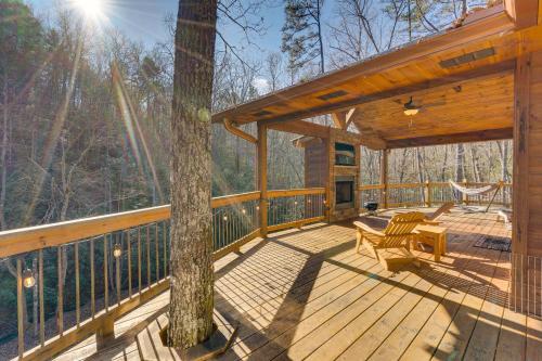 Gorgeous Murphy Cabin with Large Deck 2 Mi to Dtwn! in Murphy, Vereinigte Staaten von Amerika