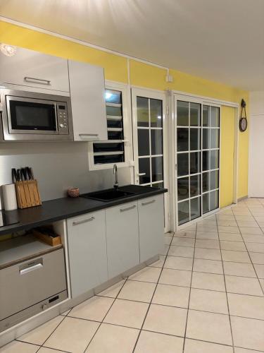 Kitchen, Sang-Dragon Lodge in Trois-Rivieres