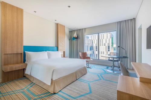 Standard King Room - High Floor image 7