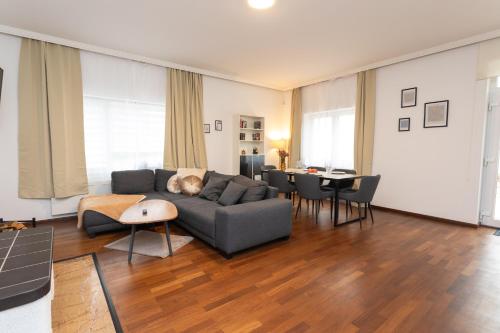 Stadthaus mit 2 Schlafzimmern & Wohnzimmer mit Kamin - Kostenloser Privat-Parkplatz auf dem Grundstück in Leipzig, Deutschland