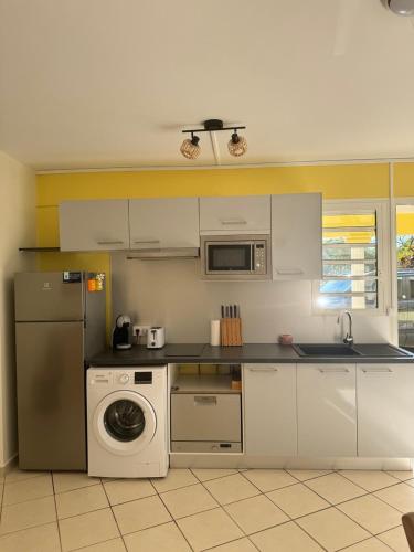 Kitchen, Sang-Dragon Lodge in Trois-Rivieres