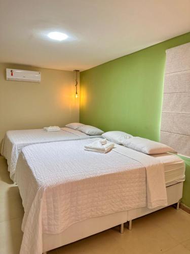 1 queen bed, 2 twin beds
