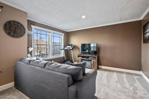 Pet-Friendly, Flexible Extensions, Sleeps 10+ in Colorado Springs, USA