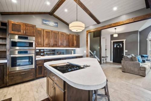 Pet-Friendly, Flexible Extensions, Sleeps 10+ in Colorado Springs, USA