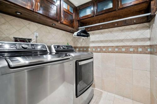 Pet-Friendly, Flexible Extensions, Sleeps 10+ in Colorado Springs, USA