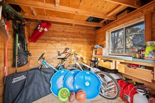 Pet-Friendly, Flexible Extensions, Sleeps 10+ in Colorado Springs, USA