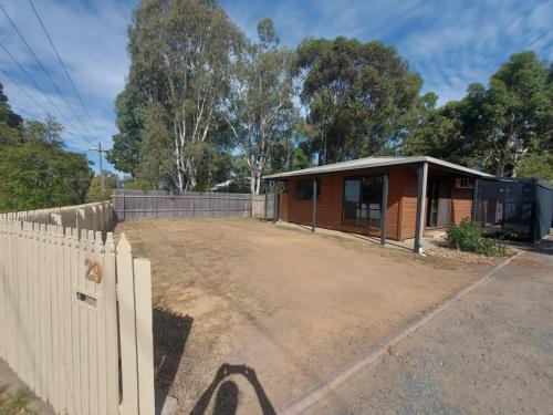 Bushland Cabin near Town, River and Restaurants