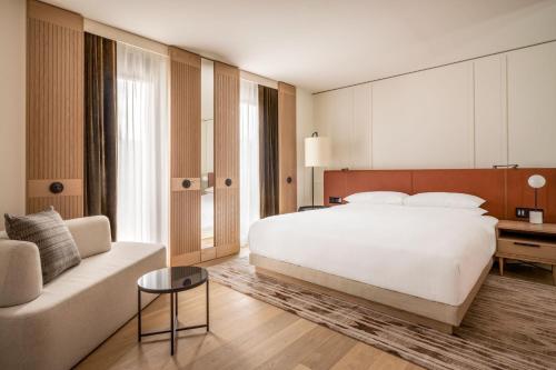 Executive King Room - Lounge Access image 10