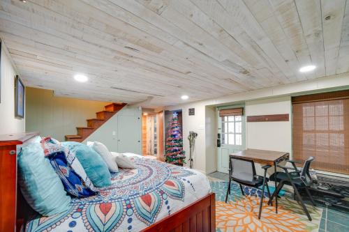 Beckley Studio with Private Hot Tub and Home Gym! in Beckley, USA