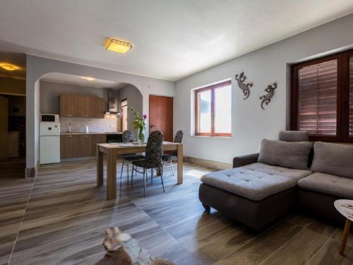 廚房, 大型度假別墅-有私人泳池|健康設施和海景 (Holiday Home in Birbir near Beach  Pool) in 巴里比