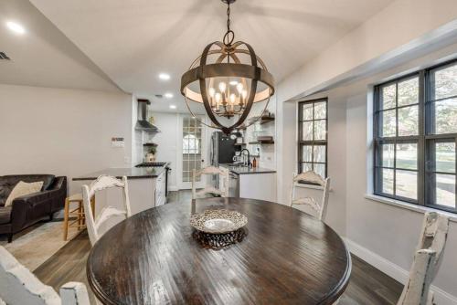 Cozy Oasis on Greenbelt and Pool in Lewisville, USA